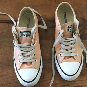 Peach colored converse men’s size 6 women’s size 8